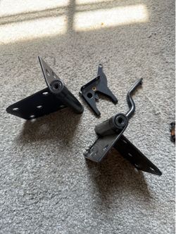 Automatic gate hinge and lock