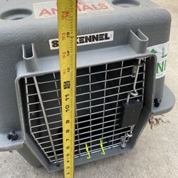 Small Dog Kennel in very good condition. Size appreciate in the picture.