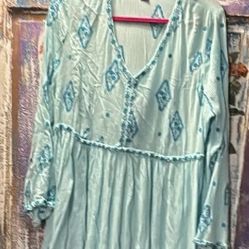 18 w Womens Embroidery top like new smoke free