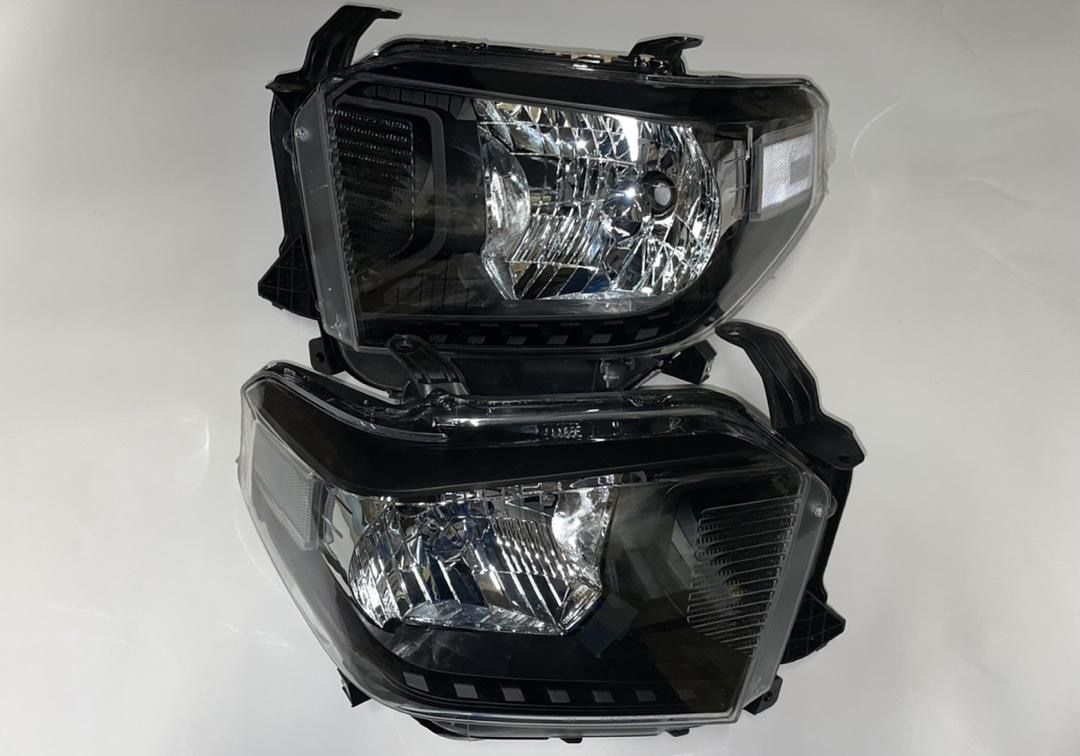  14-18 Toyota Tundra Black housing with clear reflector headlights
