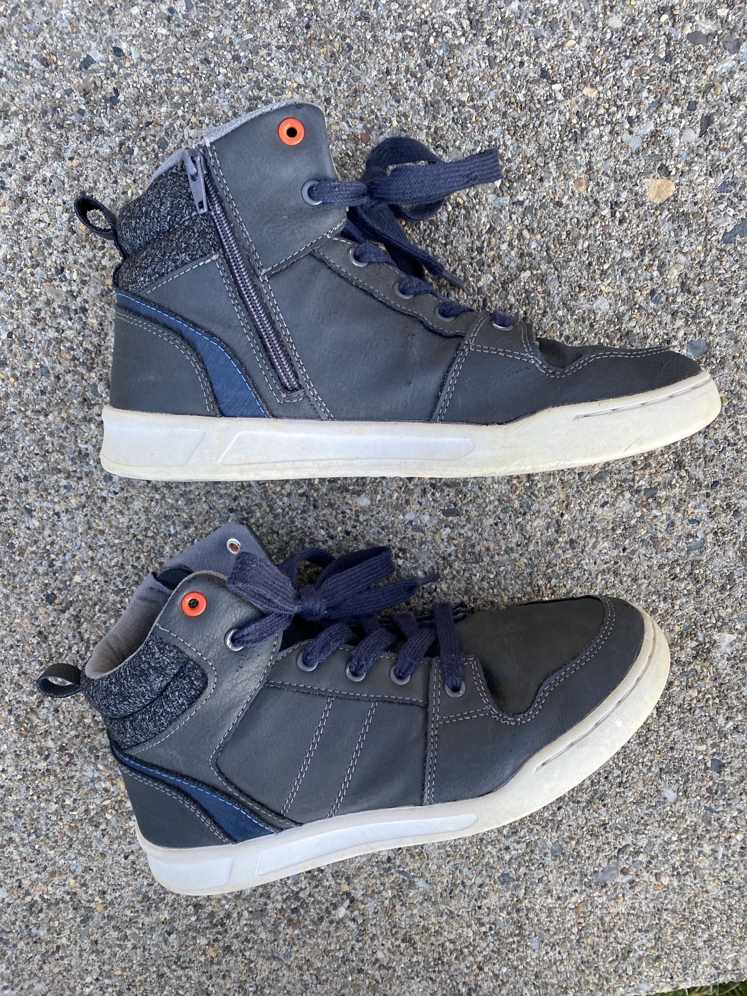 Size 6Y - Gray Sneakers - Zipper on the sides