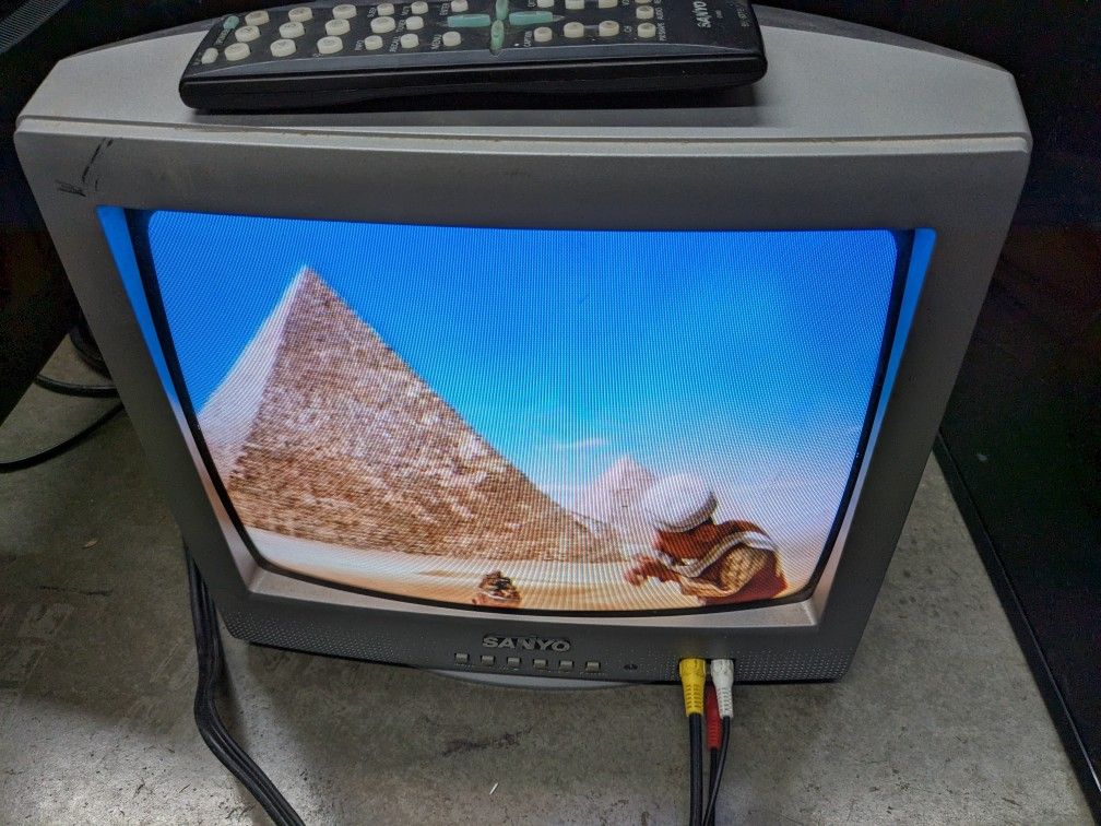 Sanyo DS13204 CRT 13" Tube TV With Remote Retro Gaming
