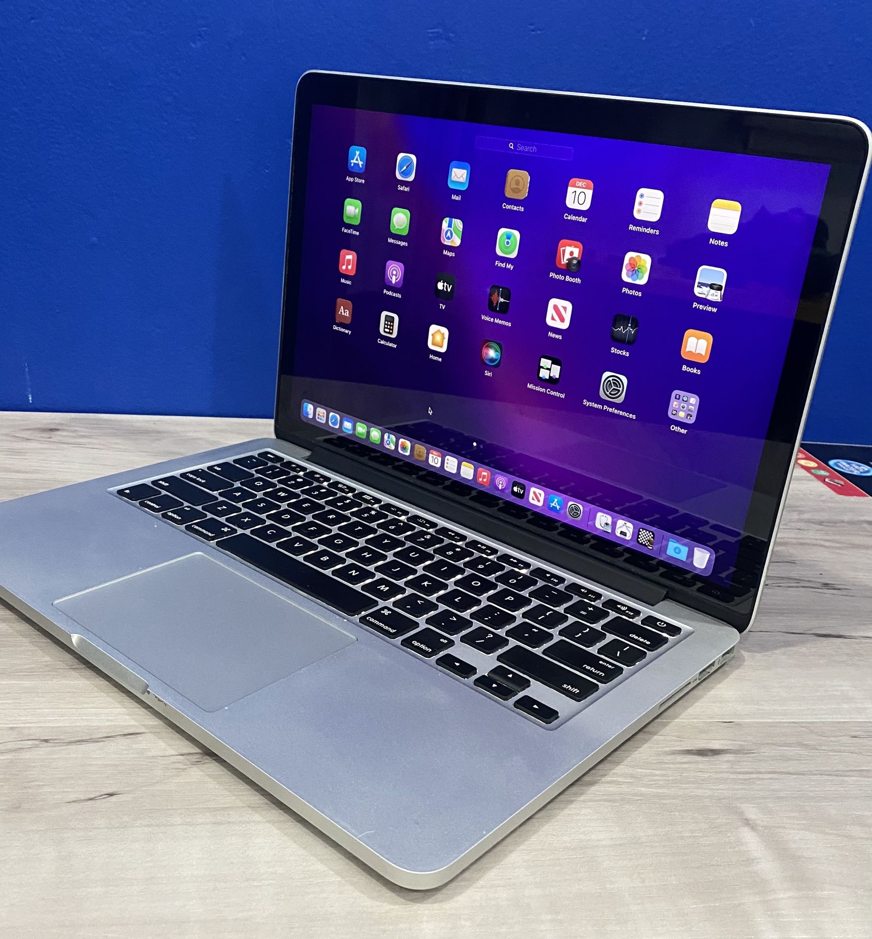 2015 Apple MacBook Pro 13 inch / Dual Core i5/ 8 GB / 128GB SSD. MacOS Monetary