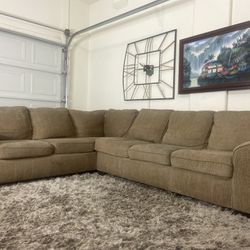 ✨ Beautiful 2pc Tan Modern Sectional Couch 🛋️ (FREE DELIVERY 🚚)