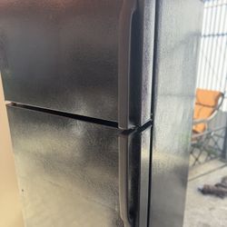 EXTRA CLEAN GE 67 LENGTH 28 WIDTH 29 1/2 DEPTH  APARTMENT SIZE REFRIGERATOR 