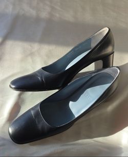BALLY Deep Navy Leather Pumps EU 37.5 / US 7 (Worn 1-2x / Mint)