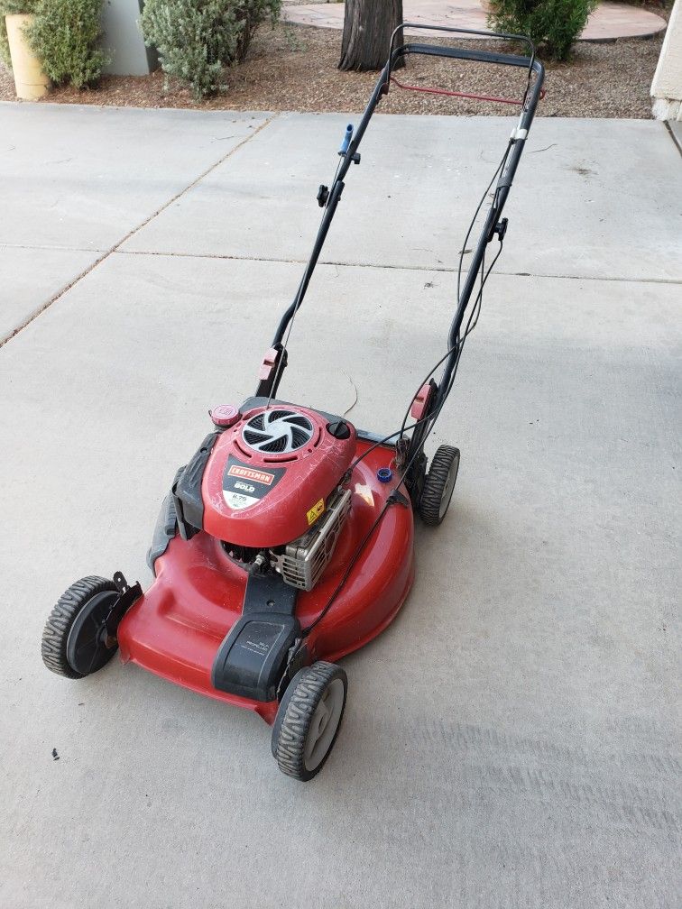 Craftsman Briggs & Stratton GOLD Lawnmower for Sale in Chandler, AZ
