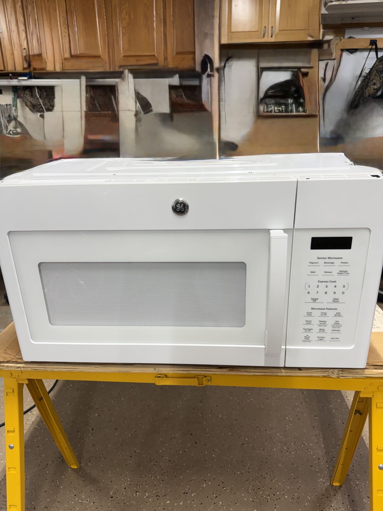 GE 1.7 Microwave with Sensor Cooking
