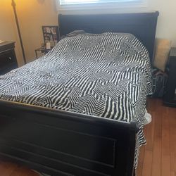 Queen Bed & Dresser Set With Mirror