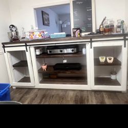 Buffett  / Entertainment Stand