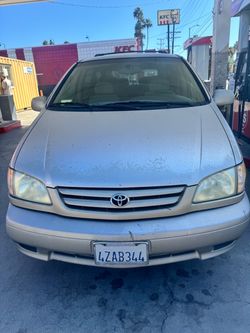 2002 TOYOTA SIENNA-gas saver.                      (Ignore parts)