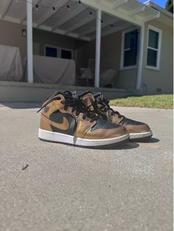 Nike Air Jordan 1 - Boys size 6