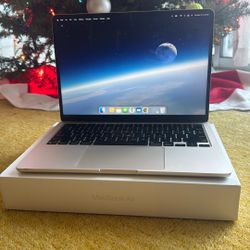 *In Original Box* Apple MacBook Air 2022 M2 13.6 Inch 24GB 1TB Incase Travel Sleeve Included