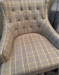 Stylish Plaid Accent Chair – Comfortable & Classic