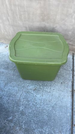 Rubbermaid storage box