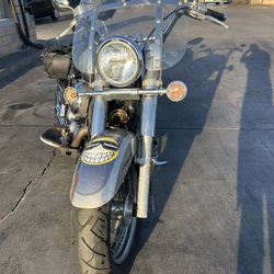 Gray Yamaha 650c motorcycle