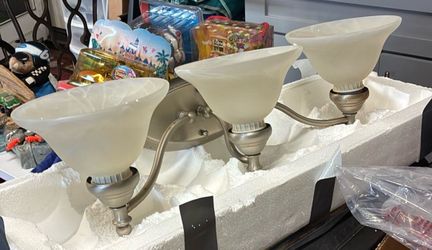 Bathroom vanity light plus round light