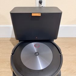 iRobot Roomba J7+ with Self Emptying Docking Station