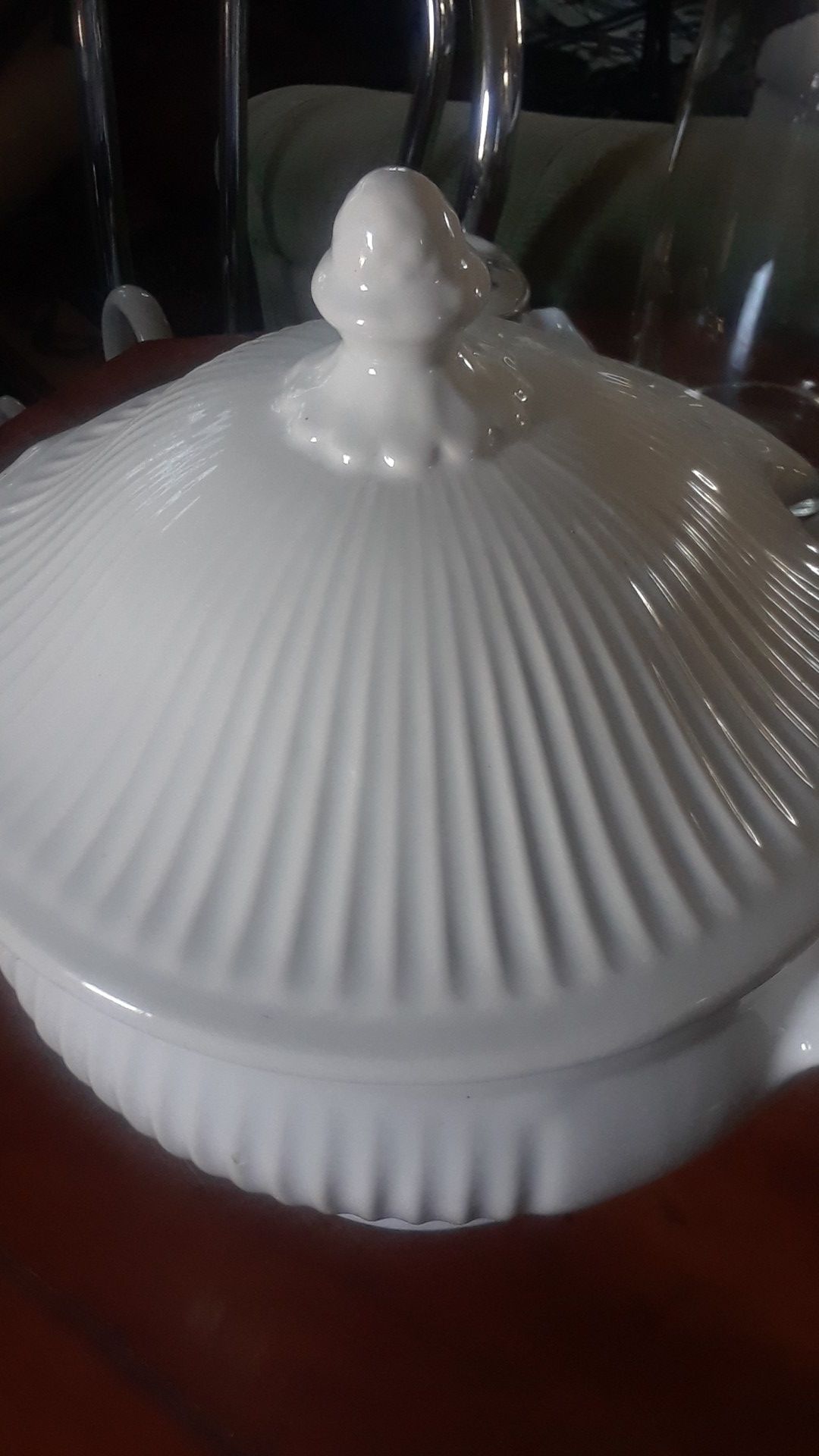 10" TALL x 12" WIDE STONEWARE SOUP TUREEN IN GREAT CONDITION