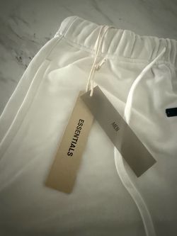 BRAND NEW!!✅✅ White Essentials Shorts         SIZE: MEDIUM          Fast Shipping💨🚛 Great Quality⭐️🔥