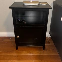2 Nightstands / End Tables