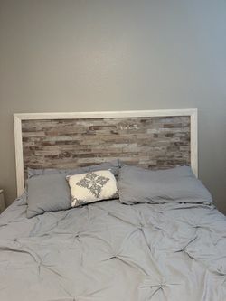 White wood bed frame with Headboard Queen size - Good condition