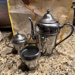 Vintage Cromwell silver coffee/tea pot/beverage pitcher w creamer and sugar