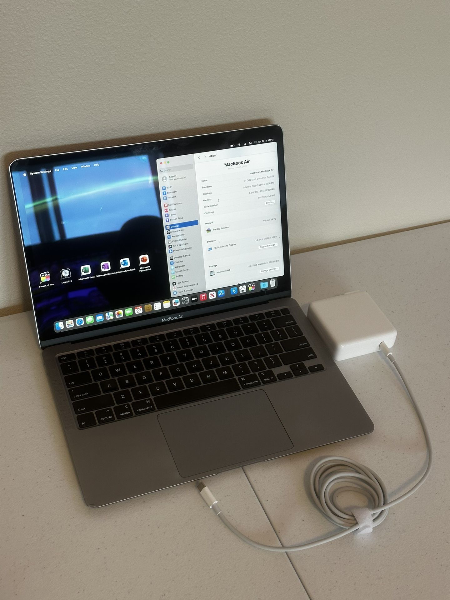 MacBook Air 13inch / i3 / 8gb ram / 250gb storage