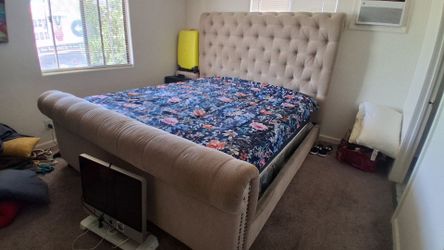 King bed completw,with mattress and bed frame.