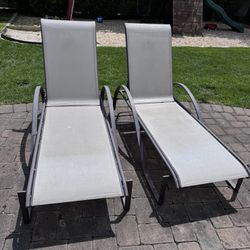 2 Lounge Chairs 