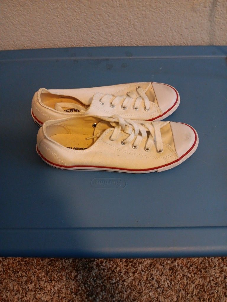 WOMANS ALL STAR CONVERSE SNEAKERS
