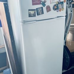 avanti 22 7.0 cu ft top freezer refrigerator white LIKE NEW