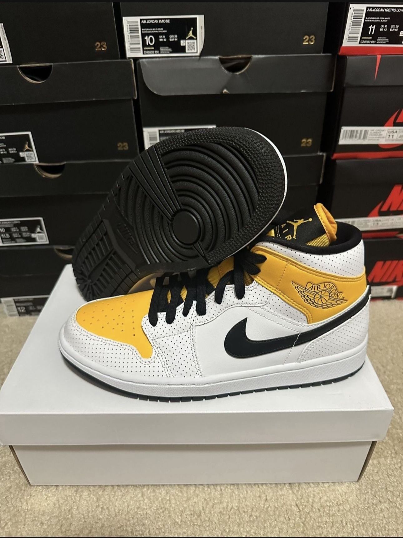 W Nike Air Jordan 1 Mid White Black University Gold BQ6472-107 Size 11 Brand New