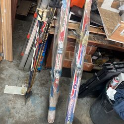 Men’s And Women’s Ski Set With Poles