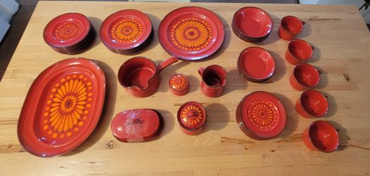 41 piece poppy trail by Metlox medallion dishware set