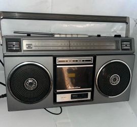 Vintage Quasar Stereo Doesn’t Work $50 it’s loud!