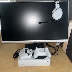 Xbox Series s, HP Monitor, Headset, 2 Controllers