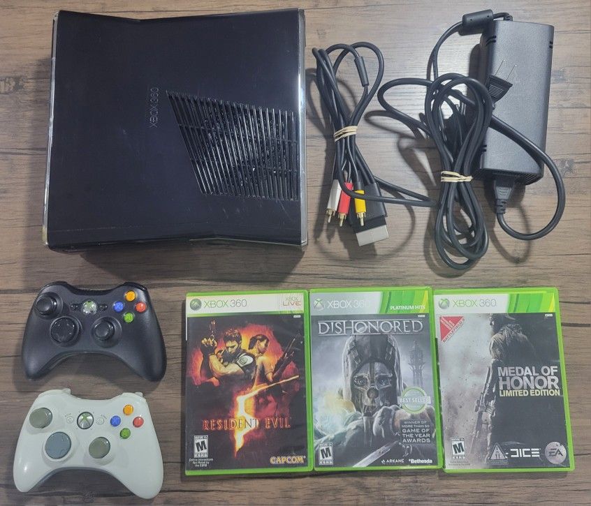 Xbox 360 250 GB Complete With Wires, Controllers And 3 Games!