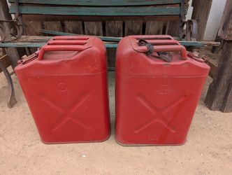 A set of Two Vintage Gerry Jerry Can Gas Can Gas Tank Military Off Road
Use for gardening, off road ing, decoration. Whatever you have in mind