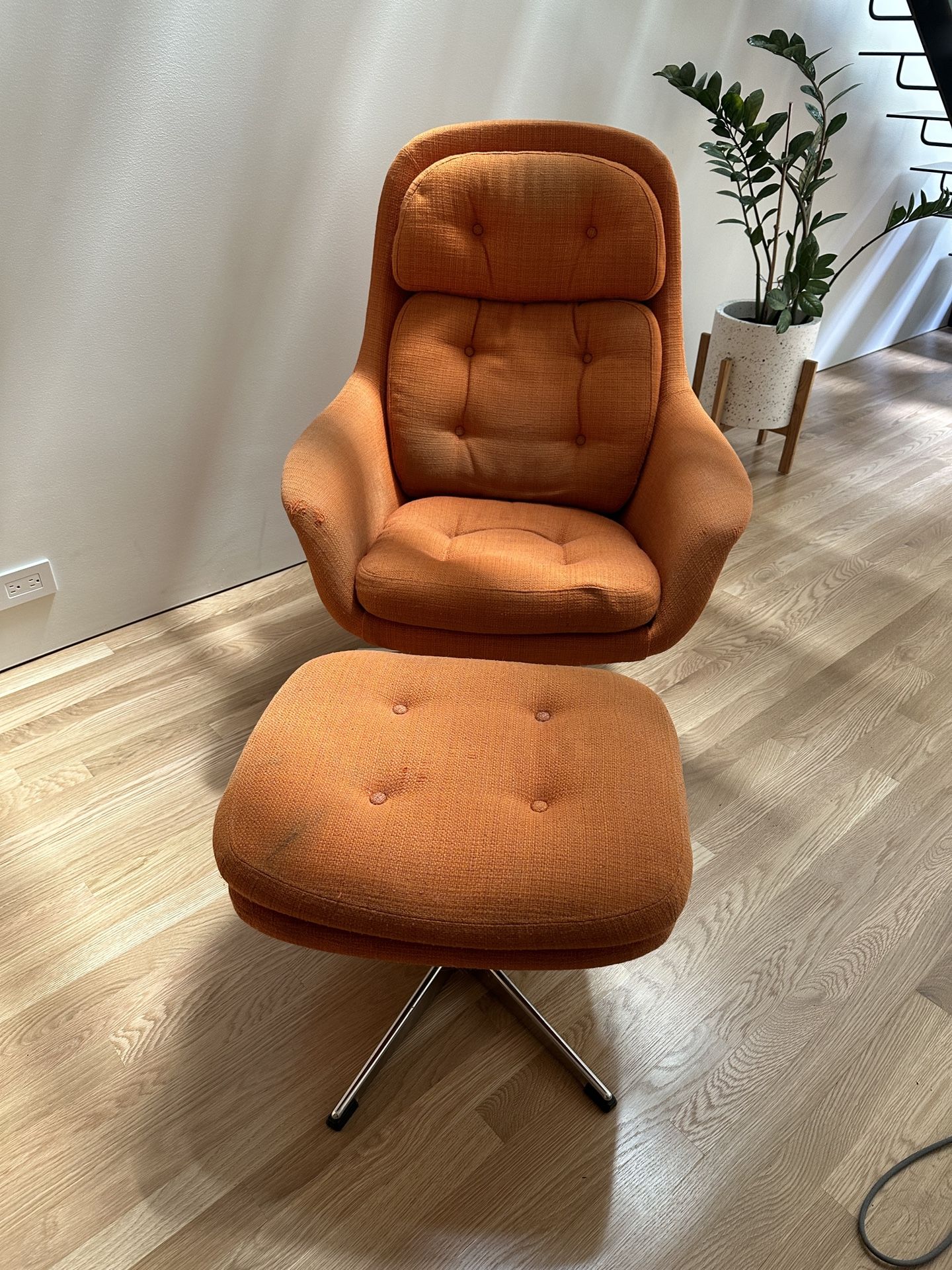Midcentury Modern Swiveling Womb Chair
