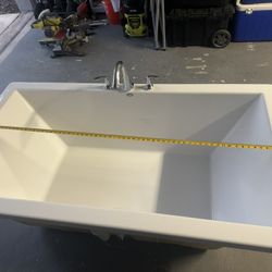 Bath tub New Dimensions In The Picture 