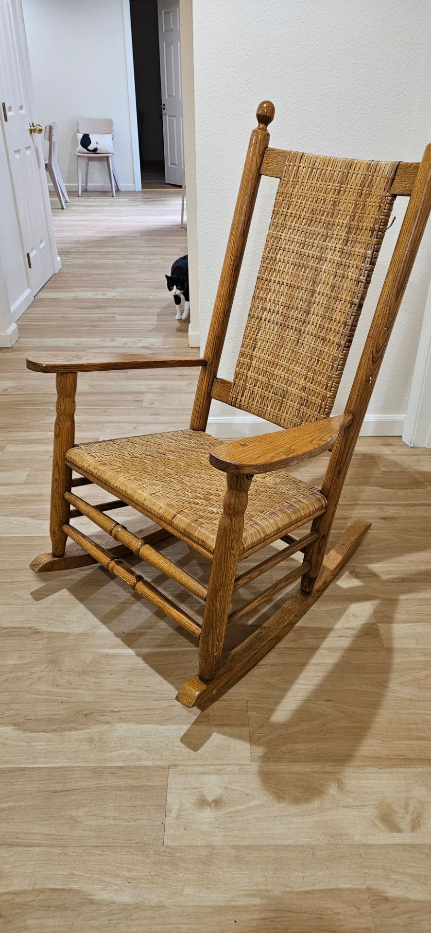 FREE JFK vintage rocking chair for Sale in Federal Way, WA - OfferUp