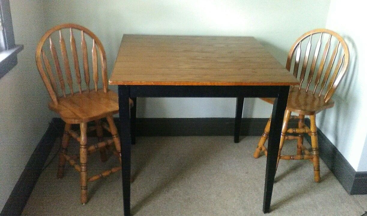 Counter Height Table w/2 Swivel Seat Stools