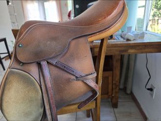 Beval Devon 2000 English Saddle (Includes Stirrup Irons & Leathers