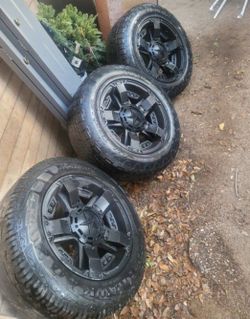 18x9 Rockstar 2 XD811 Universal 5 Lug Rims