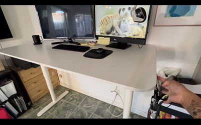 IKEA BEKANT Height Adjustable Desk – White – Great Condition