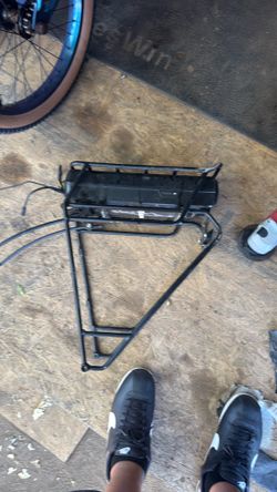 E-bike battery basket