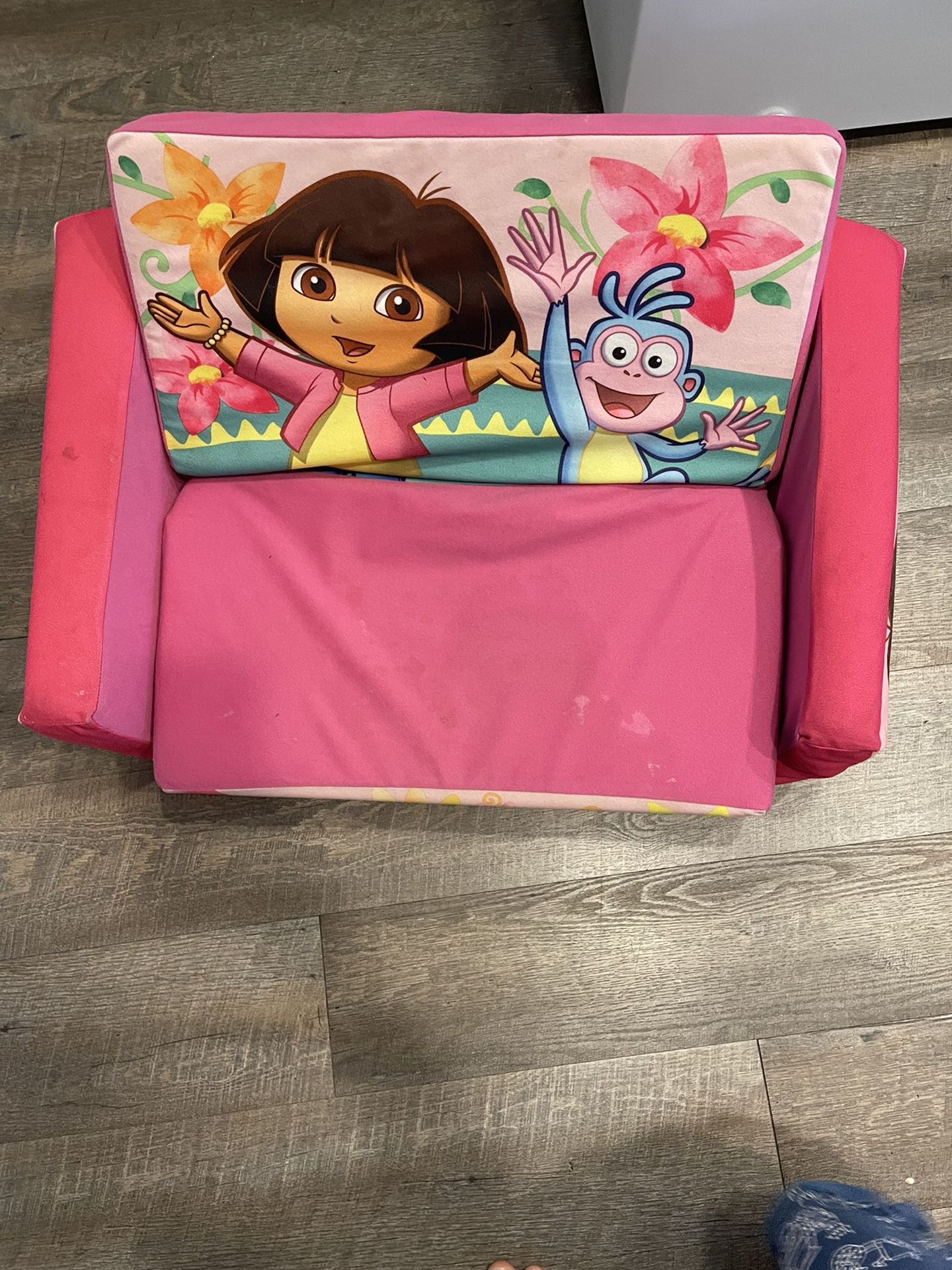 Dora bed and chair