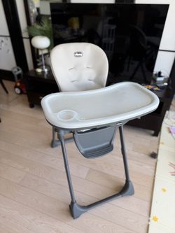 Chicco Polly Space-Saving Foldable High Chair with Easy-Clean Seat Pad, High Chair for Babies and Toddlers with Multi-Position Recline and Height Adju
