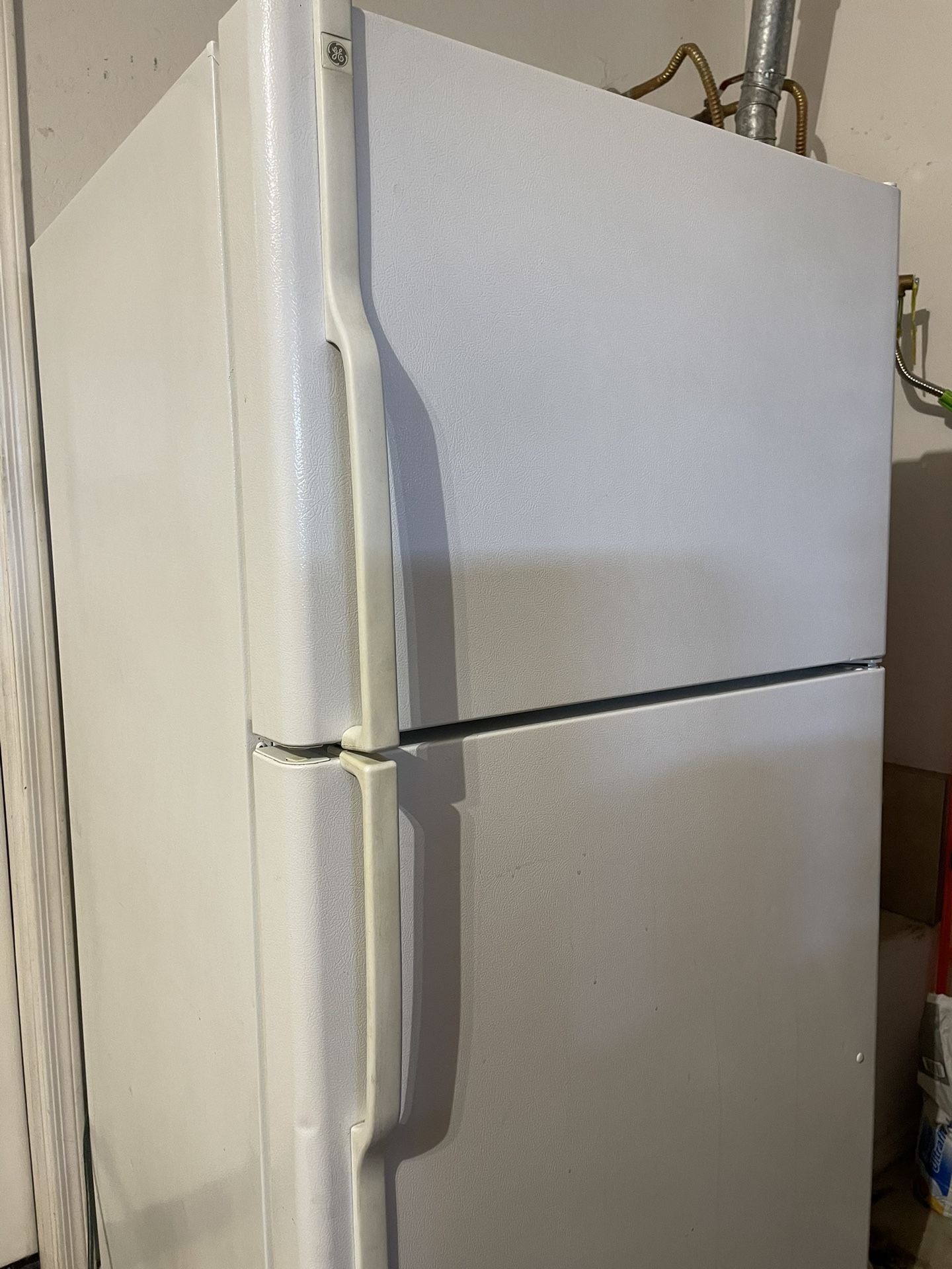 $275 GE White Refrigerator Good working Condition